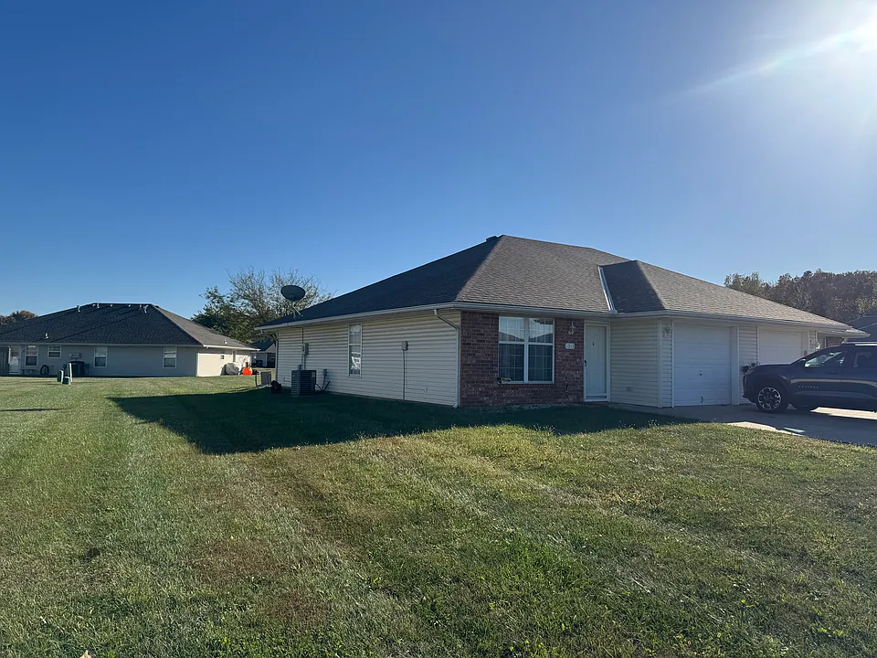 Left angle of unit front yard angled