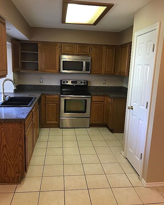 Kitchen w/Pantry