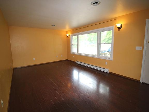 4th image of 225 9th Ave N