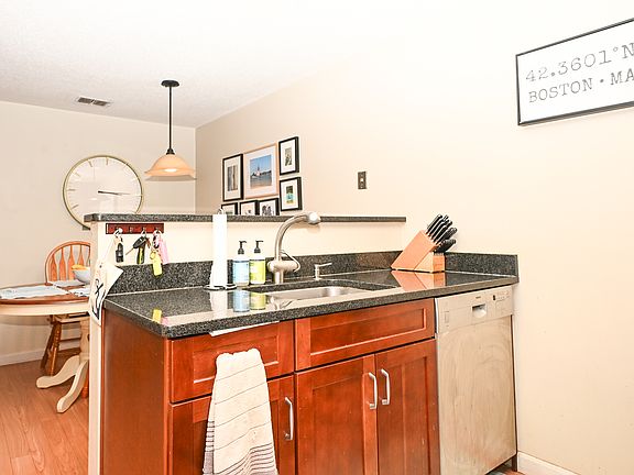 4th image of 11 Thoreau Ct APT 8