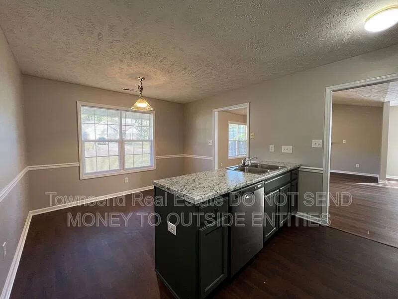 3 bed, 2.0 bath, 1350 sqft, $1,640 — Photo 4