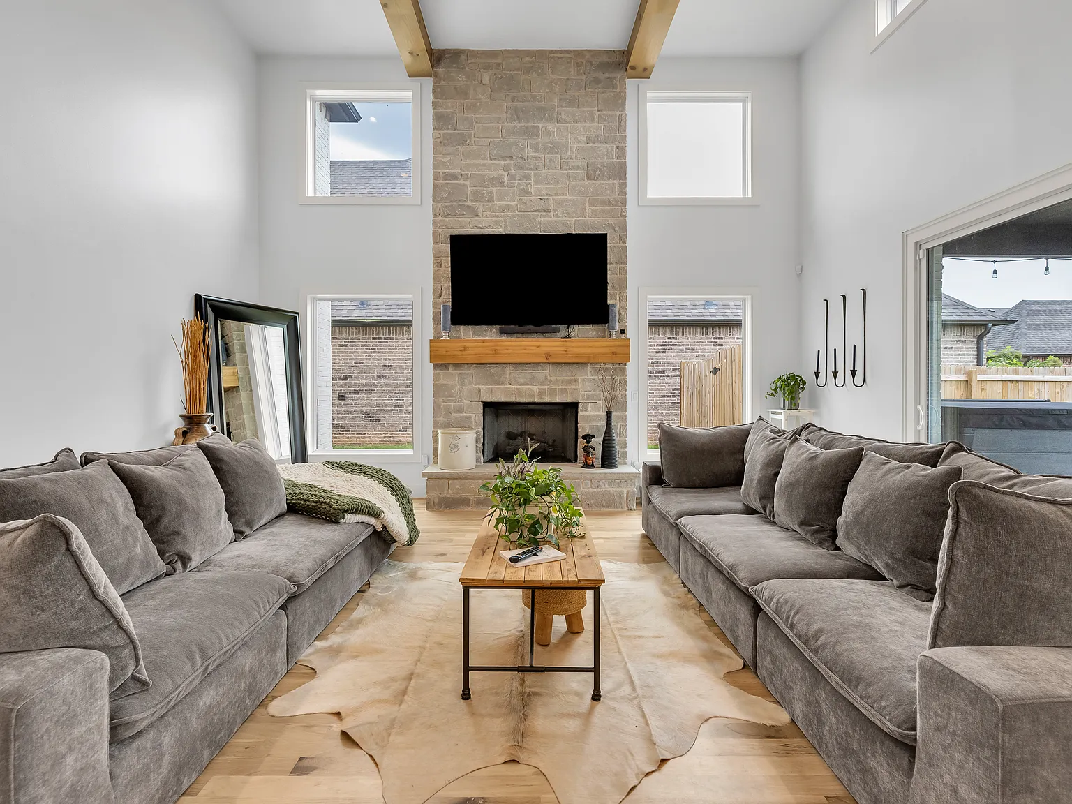 5 bed, 3816 sqft, $4,400 — Photo 3