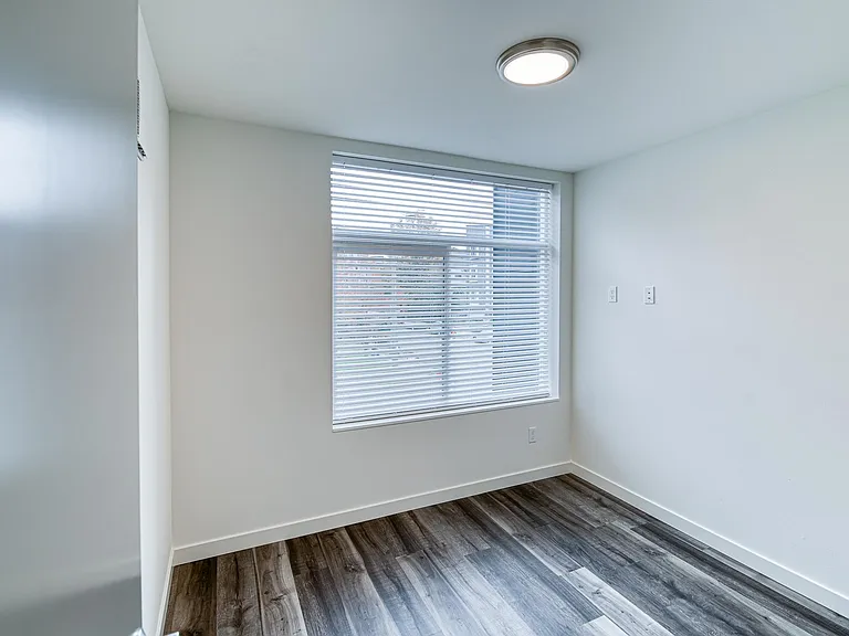 1300 NE 52nd St — Photo 7