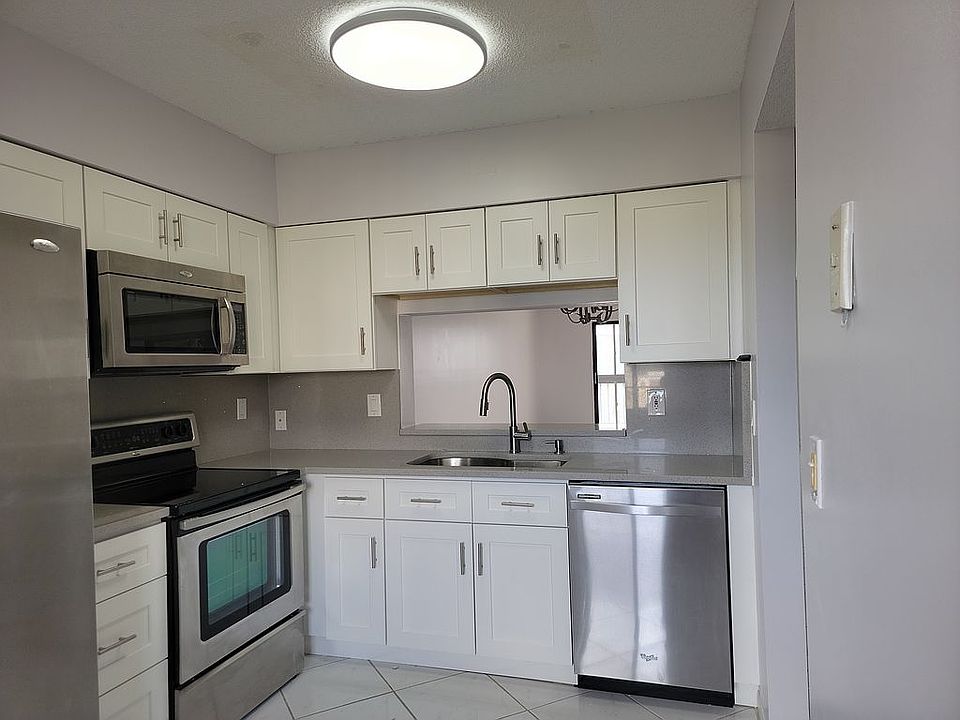Quartz counters/ back splash