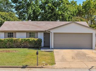 10121 Peppertree Ln, Fort Worth, TX 76108