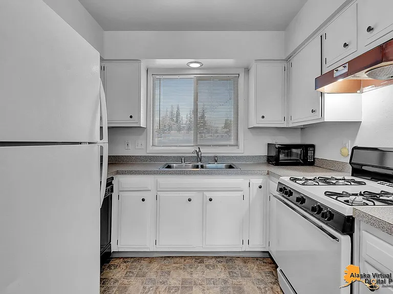 6800 Weimer Rd — Photo 20