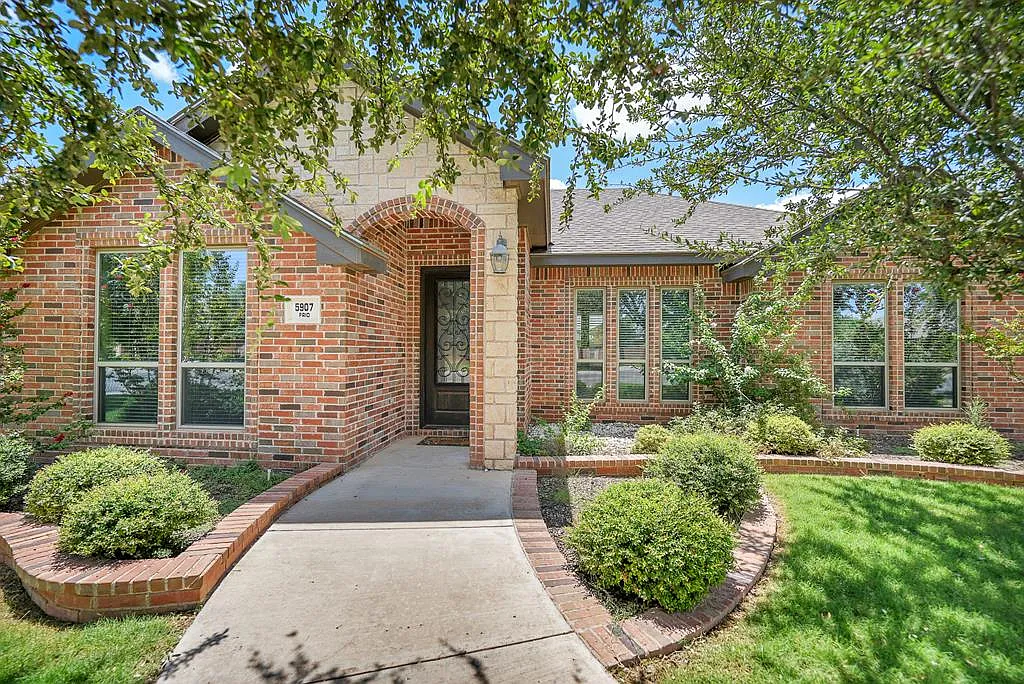 3 bed, 2.0 bath, 1954 sqft, $3,300 — Photo 1
