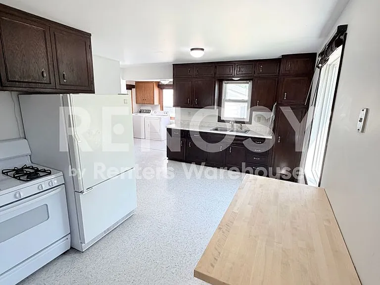 320 Linden Ave W — Photo 3