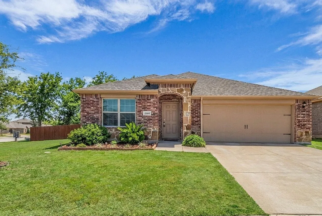 4 bed, 2.0 bath, 1892 sqft, $2,300 — Photo 2