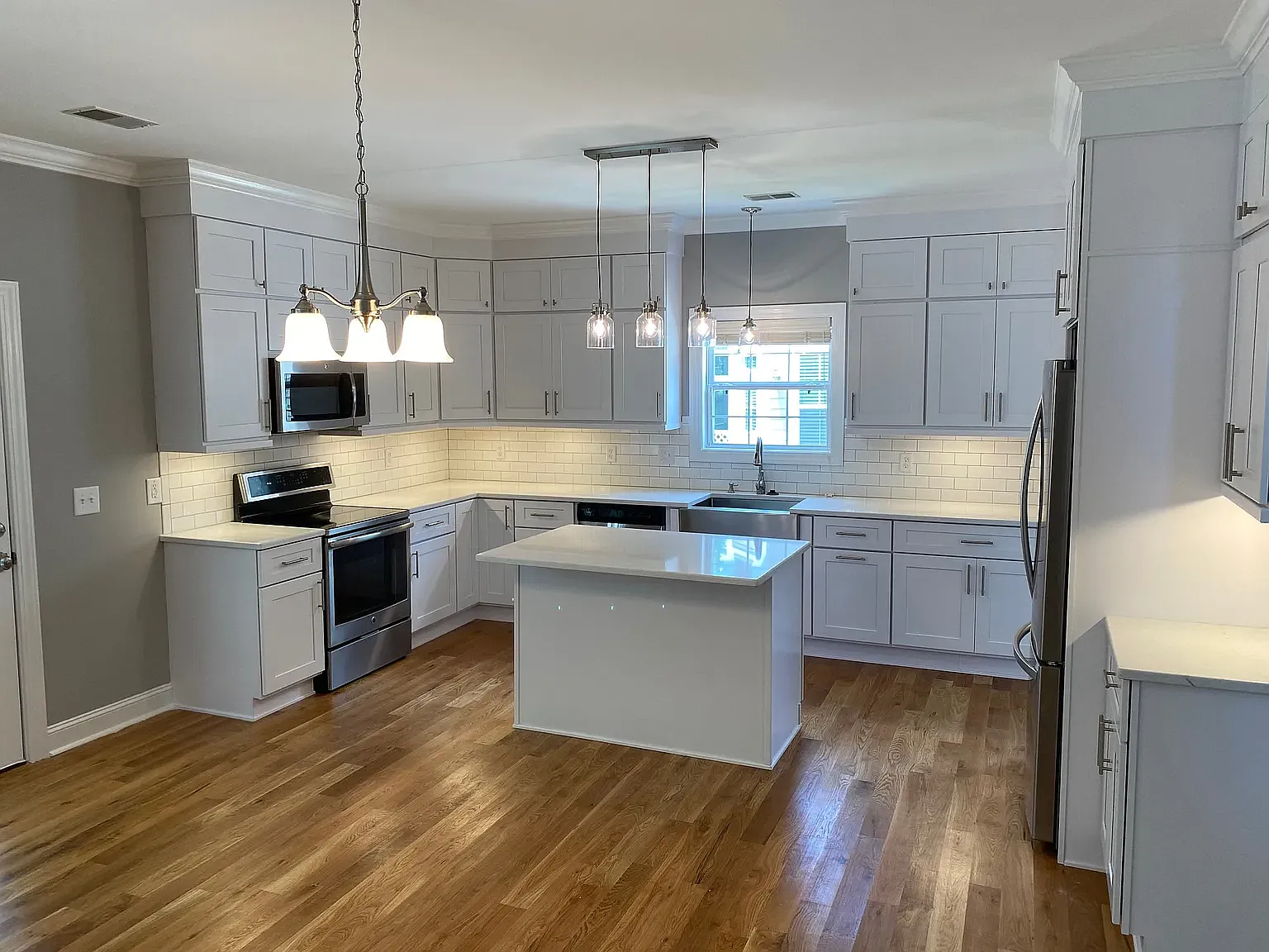 4 bed, 2.5 bath, 2740 sqft, $5,300 — Photo 4