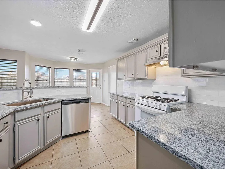 16710 Cheshire Place Dr — Photo 12