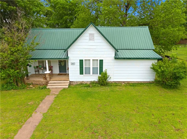 221 W Poplar St, Stilwell, OK 74960