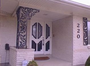 220 Lakeview Dr, Centerville, OH 45459