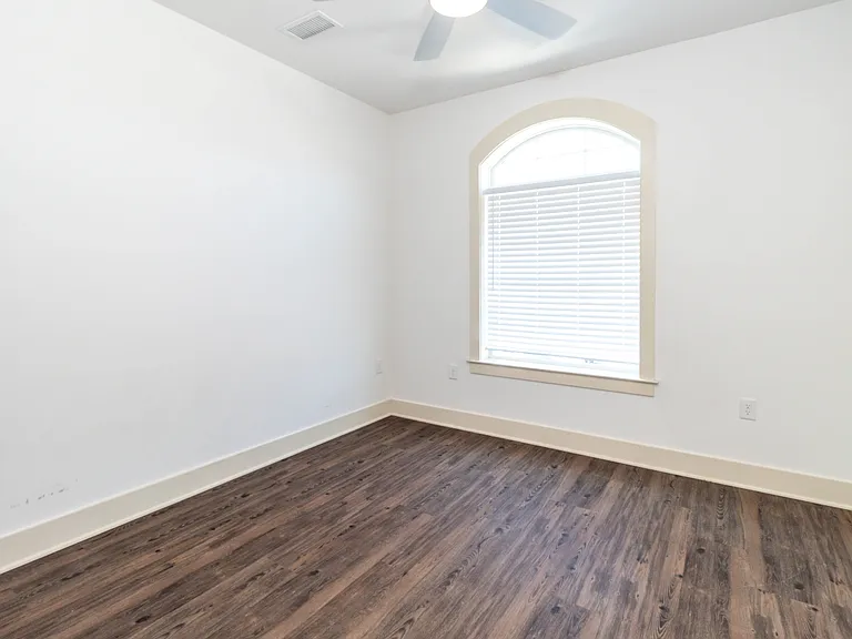 1120 Franck St — Photo 35