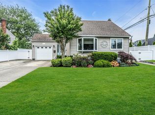 6 Ceil Pl, Bethpage, NY 11714