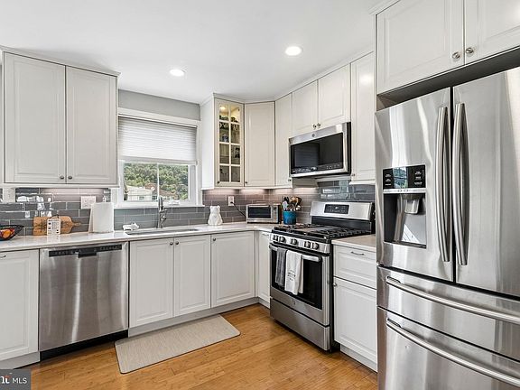 4th image of 303 E Hector St