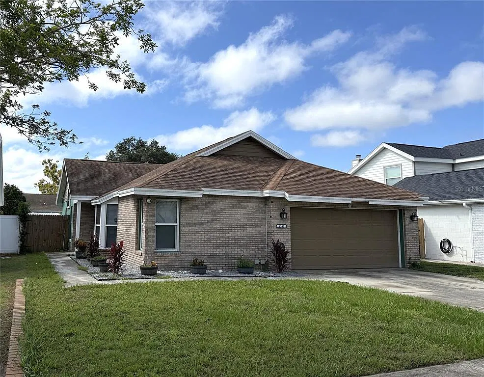 3 bed, 2.0 bath, 1352 sqft, $2,400 — Photo 1