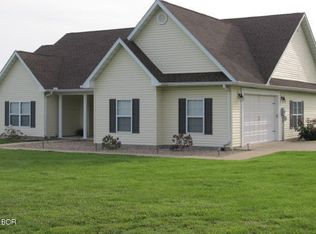 1 Country Club Rd, Mount Vernon, IL 62864