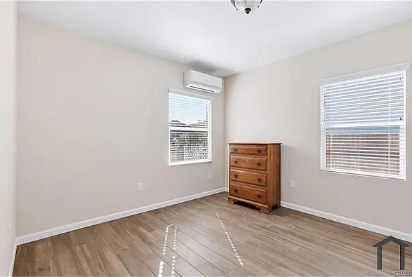 3 bed, 900 sqft, $3,333 — Photo 4