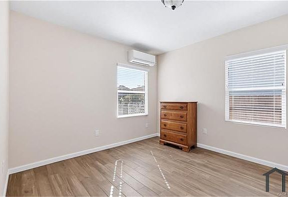 4th image of 1033 E 57th St