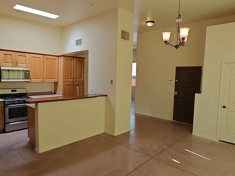 348 E Adams St #2 — Photo 6