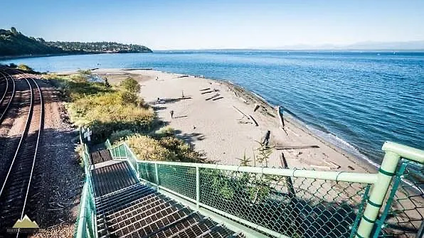 The unit is only 1 mile from the walking entrance to Carkeek Park. It has great great hiking and access to the puget sound.