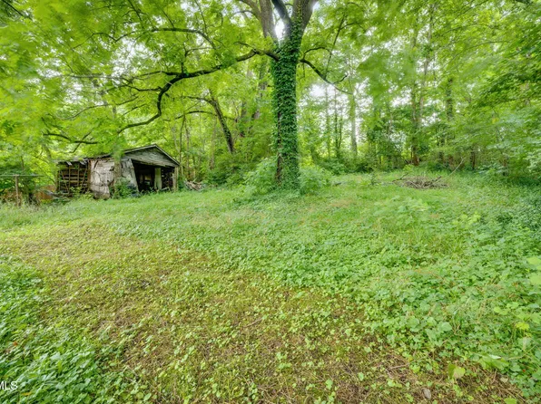1033 Berry Rd, Elizabethton, TN 37643