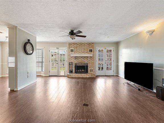 4th image of 3917 Hilltop Dr