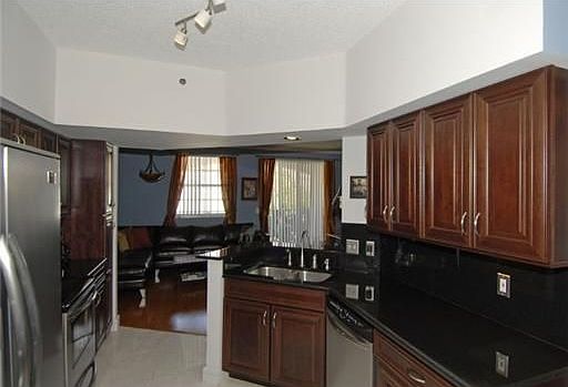 5th image of 3155 NE 184th St APT 8305