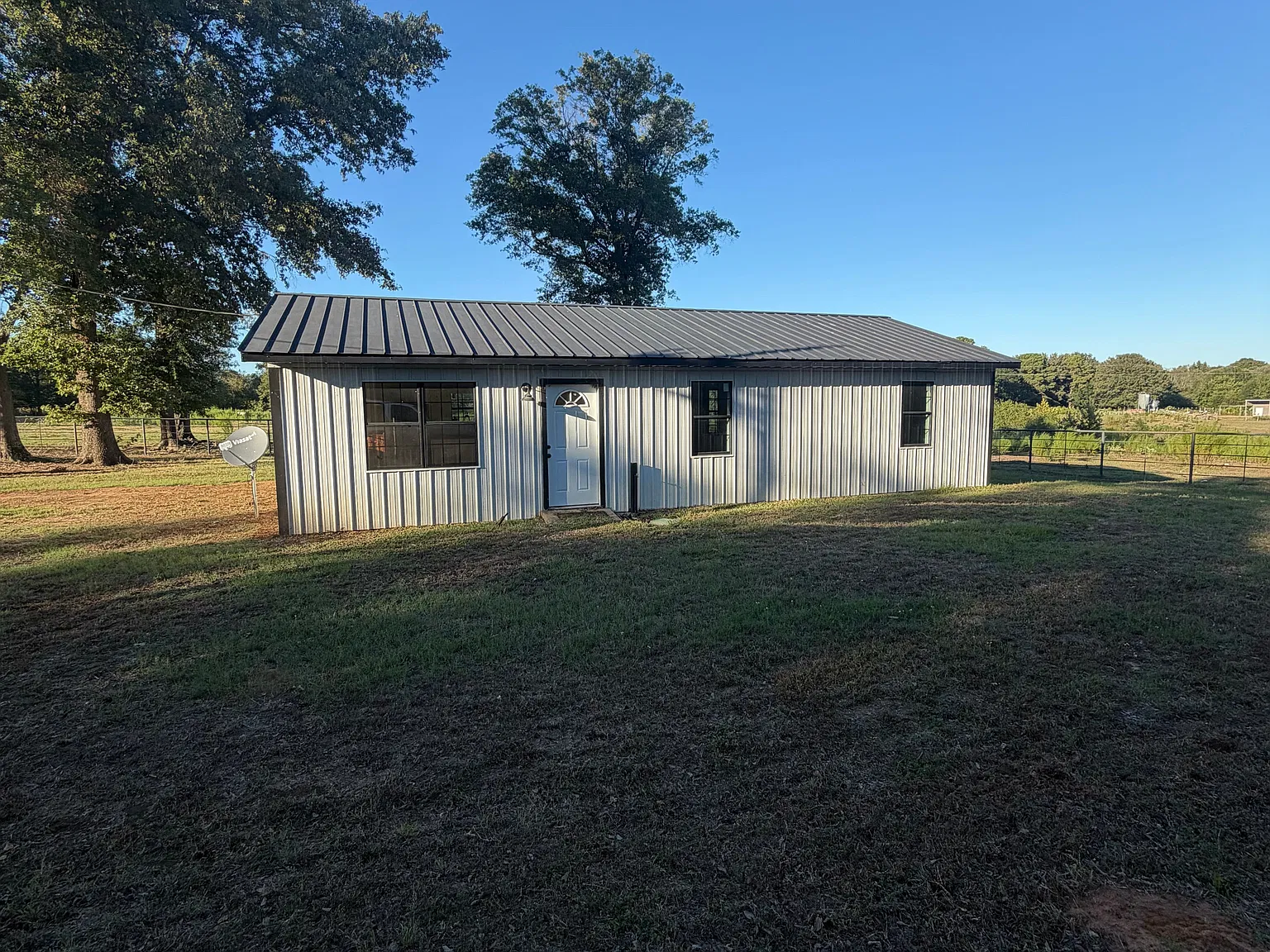 3 bed, 1.0 bath, 1056 sqft, $1,000 — Photo 3
