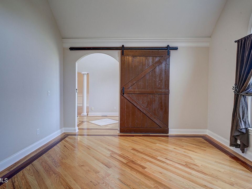 7th image of 405 Heather View Dr
