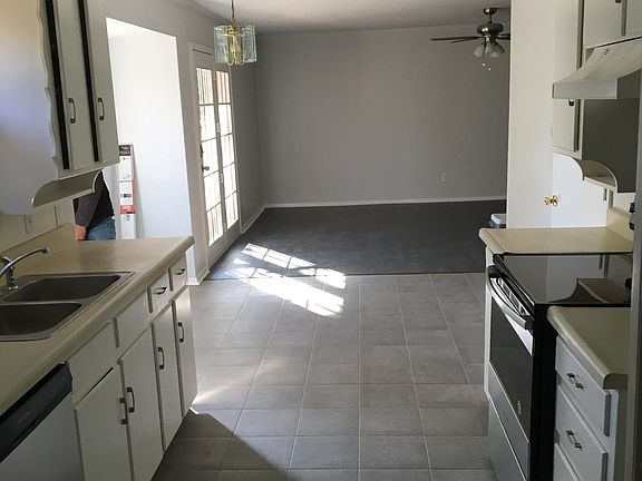 5th image of 2848 Kingsbury Ave