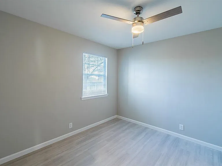 915 Sirocco Dr #B — Photo 7