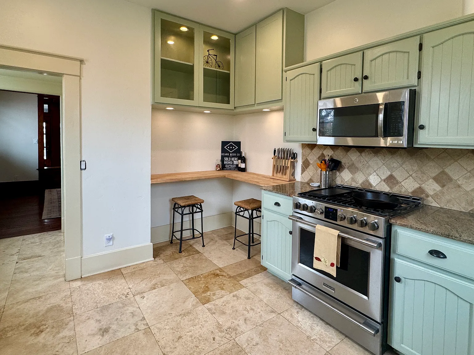 4 bed, 2592 sqft, $4,000 — Photo 4
