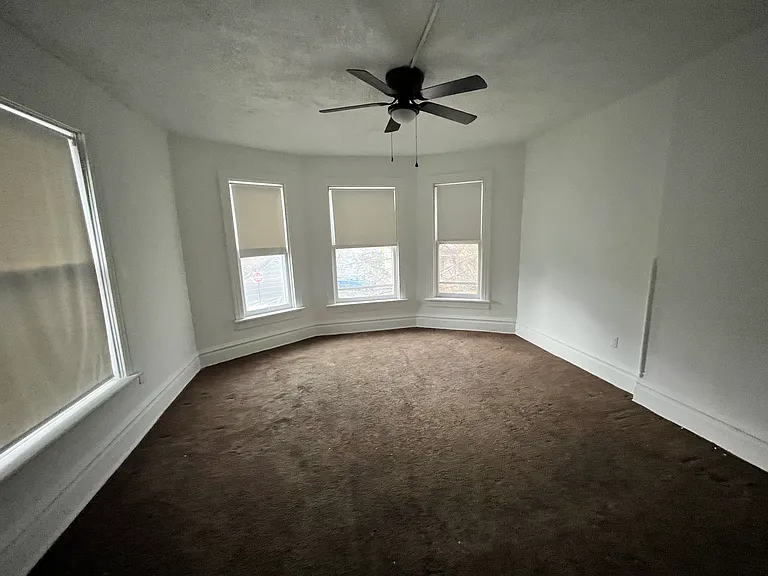 33 W Commerce St — Photo 17