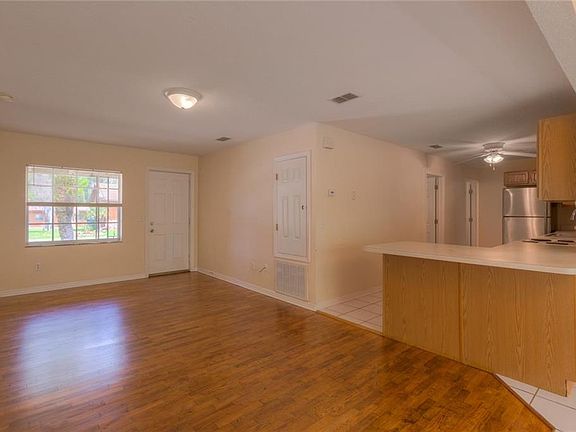 4th image of 1436 E Wisconsin Ave