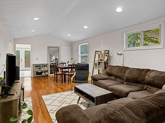 4th image of 1027 5th St E