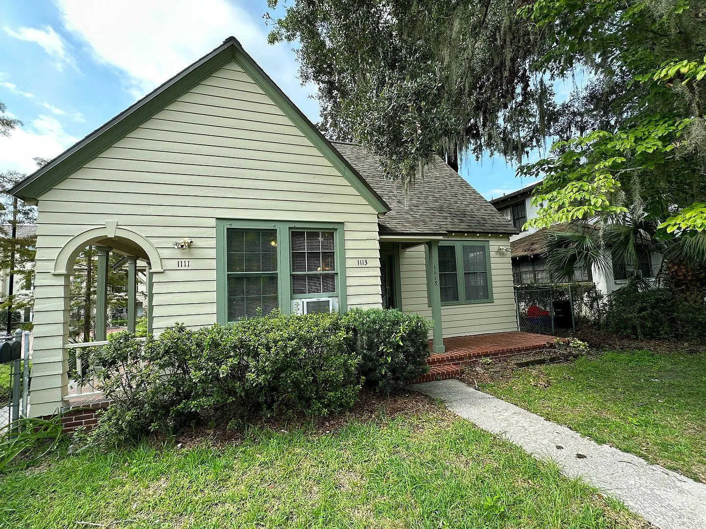Beautiful 1 Bedroom Home Near Sorority Row! — Photo 2