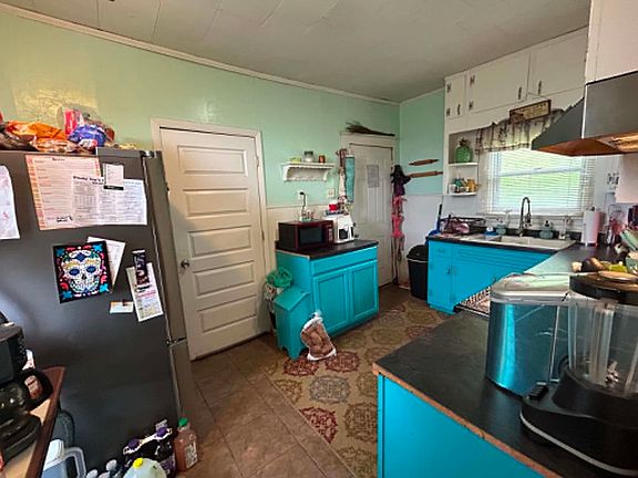 3rd image of 2502 Huckleberry St