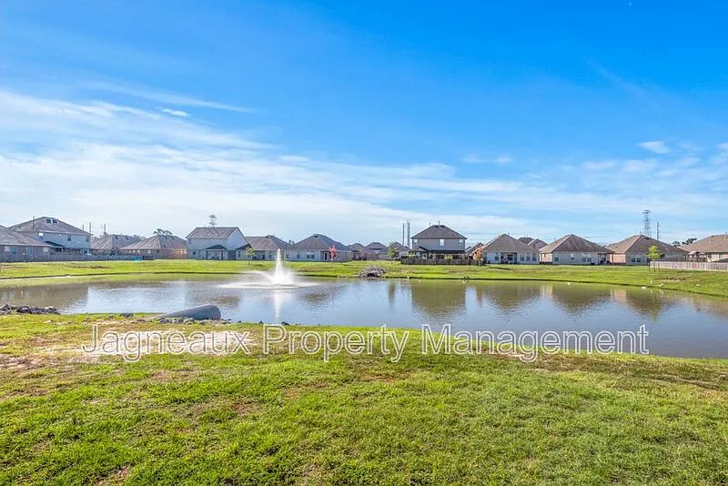 4 bed, 2.0 bath, 1852 sqft, $2,600 — Photo 3