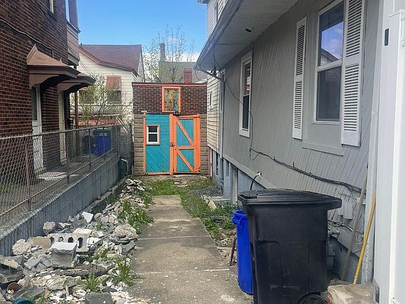 3rd image of 239 E Chestnut St