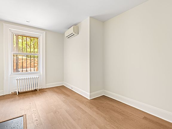 5th image of 370 Carlton Ave