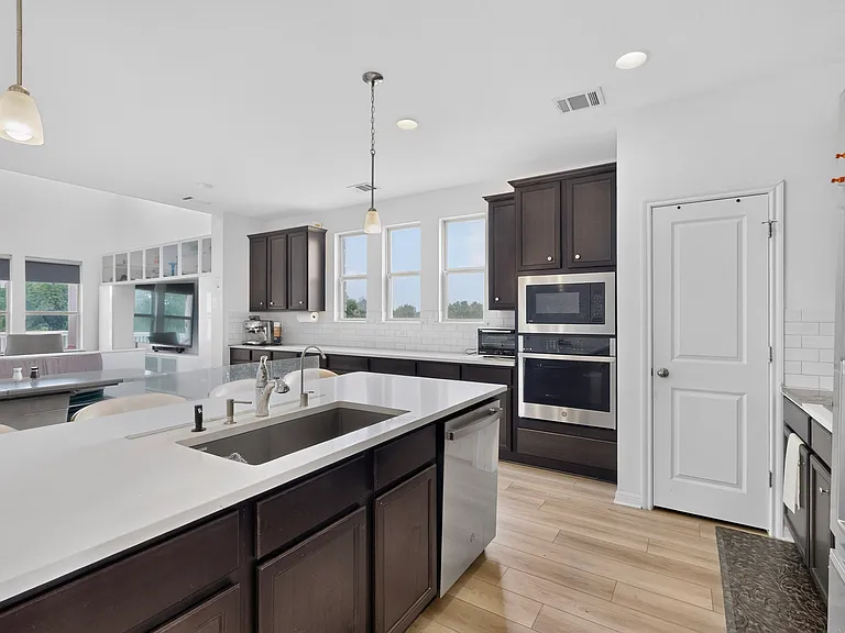 1900 Vinaros Ct — Photo 37