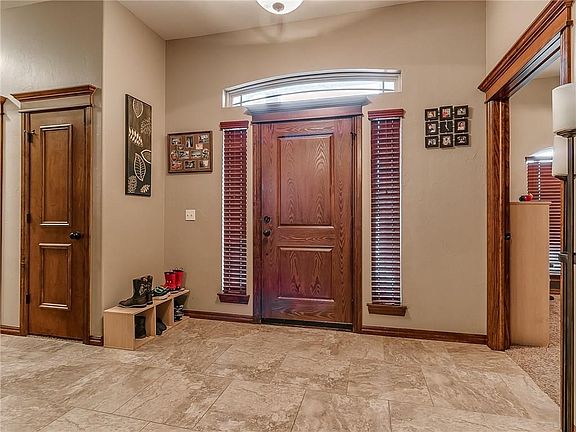 4th image of 716 Tall Grass Dr