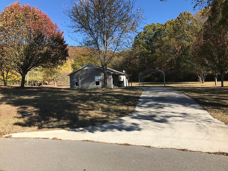 Spacious front yard and driveway.