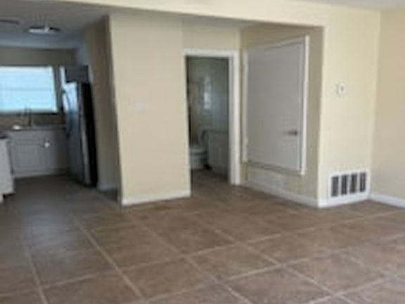 4th image of 905 S 17th St #911