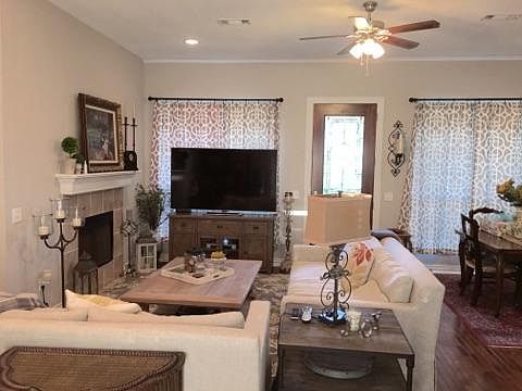 3rd image of 1009 Kiowa Dr E