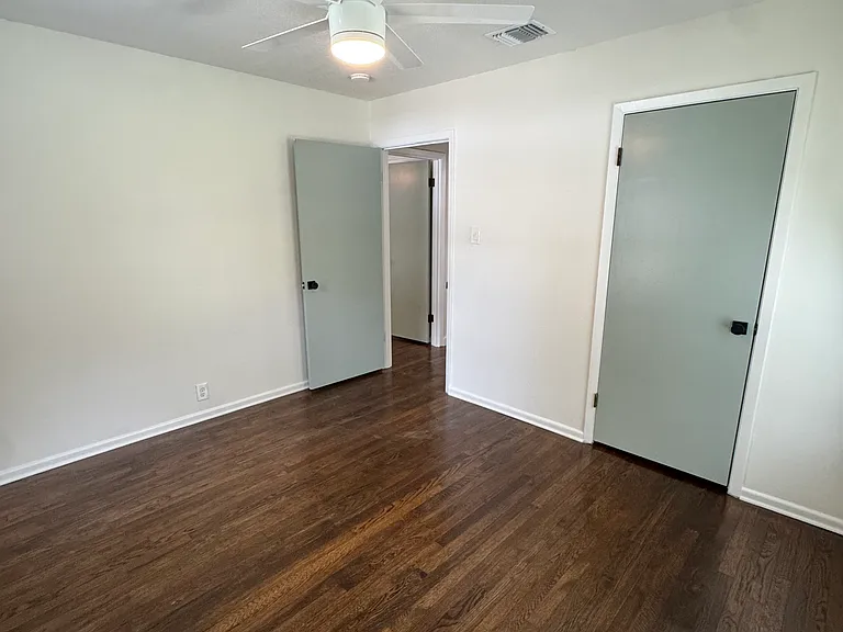 409 Sarah St — Photo 16
