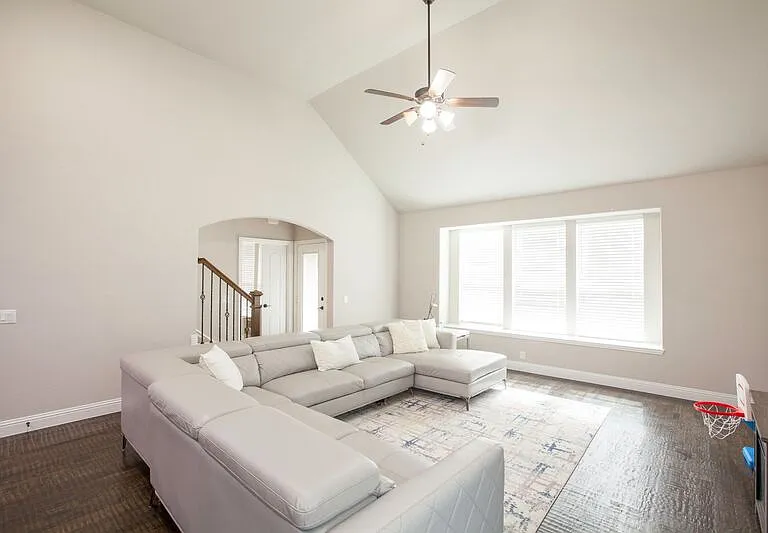 1501 Laurence Ln — Photo 3