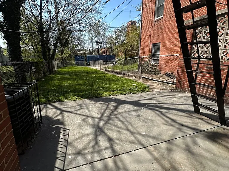 1911 W Baltimore St — Photo 13